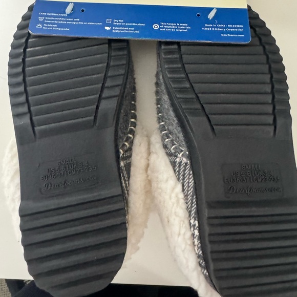 NWT Memory Foam Slippers Size Small (5-6) - Picture 2 of 4